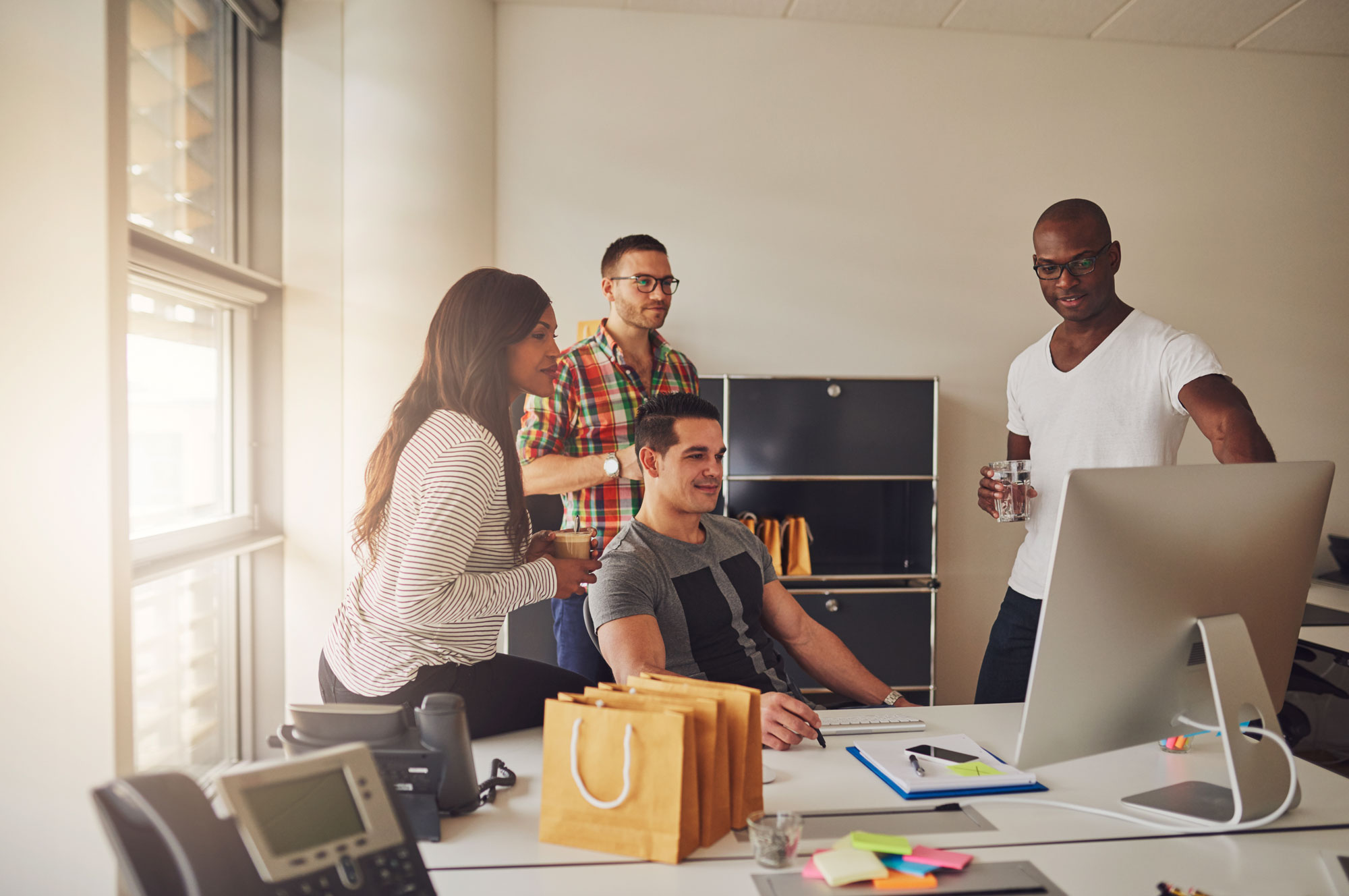 Онлайн обучение программированию. Профессия веб разработчик. Люди в офисе. Working site. Веб дизайнер.